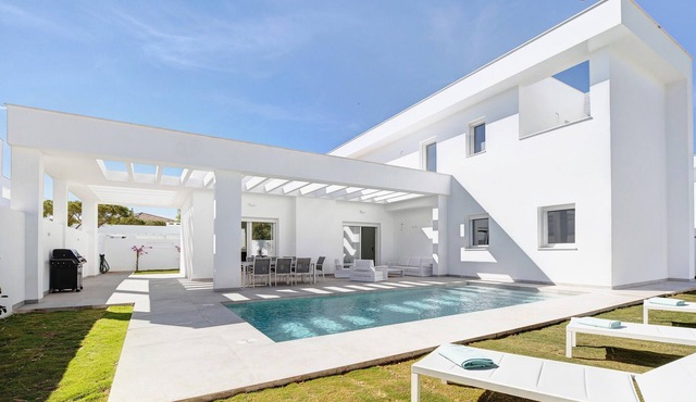 Villa Tahiti with private pool, Wi-Fi, and air conditioning in Chiclana de la Frontera