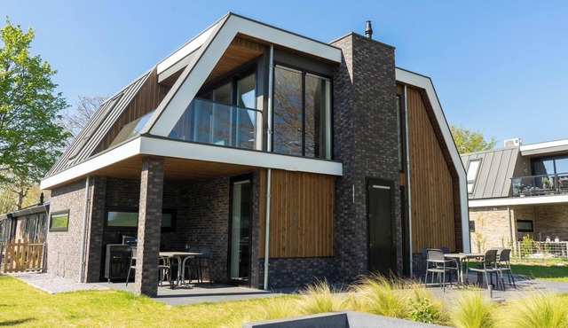 Villa with 6 bedrooms, 3 bathrooms and a terrace in Biddinghuizen