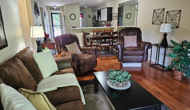 Walk-In Shower/NEW Decor/Kings/CLEAN/Indoor-Outdoor Pools/Golf View on 10th in Branson