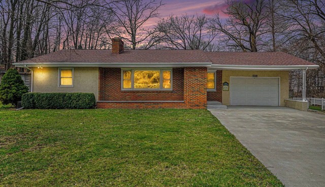 Walk to the Beach. Lake Michigan sunset views from upper deck. 3 bedroom home. in Coloma