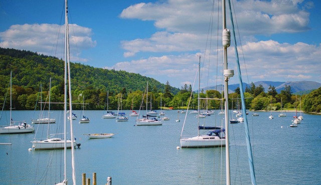 Walkers - Luxury Boat House On The Shore Of Lake Windermere Near to Bowness in Bowness on Windermere