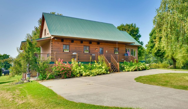 Warm & Cozy Clayton Cabin Near St Lawrence River! in Clayton