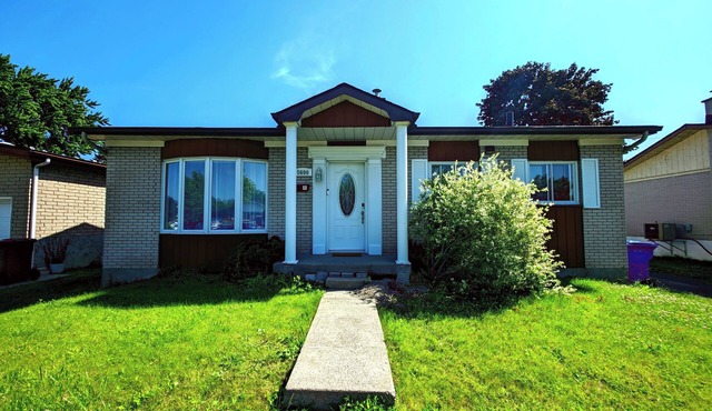 Warm Welcome Home. 15 min to Montreal, spacious and comfortable, free parking in Longueuil
