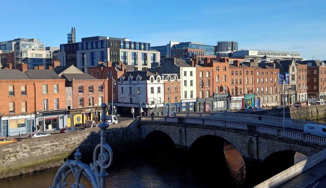 Waterfront 2BD Flat with Balcony, Central Dublin in Dublin