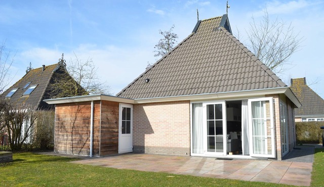 Waterfront bungalow with private jetty in Eernewoud