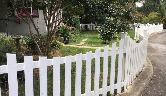Weekend, Short, Long term lease available.charming cozy loft style studio. in Hendersonville