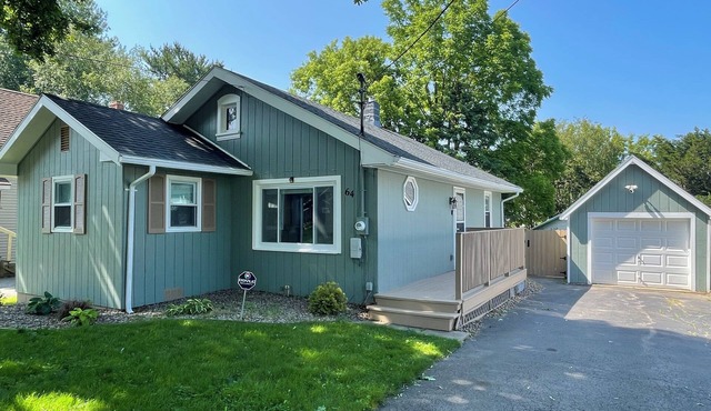 Welcome to “The Seabreeze Lakeside Getaway” in the heart of a true vacation town in Irondequoit