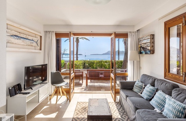 Apartment 'Londres 30' with Sea View, Wi-Fi and Air Conditioning in Pollença