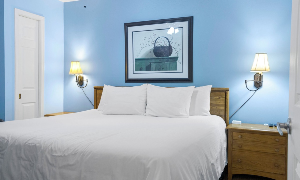 Charlevoix Condo | 101 Pointes North Inn | Dog Friendly | Downtown Chx | Indoor/Outdoor Pool