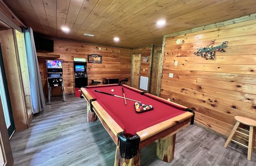 Chalet Village Cabin | Stairway to Heaven Secluded Cabin, 3 King Suites, Firepit, Hot Tub, Arcade