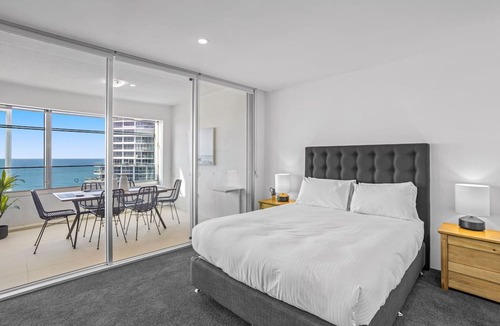 Surfers Paradise Apartment | Oceanview 2-Bed with Pool, Sauna, Gym & Parking