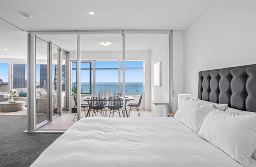 Surfers Paradise Apartment | Oceanview 2-Bed with Pool, Sauna, Gym & Parking