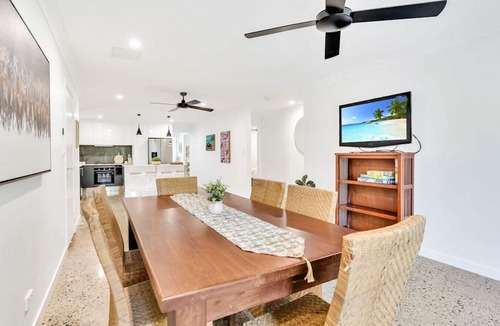 Aeroglen House | Spacious 7-Bedroom Queenslander Retreat | Privacy, Comfort & Bushland Serenity