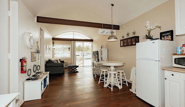 Waterfront Condo-Shop-Kayak-Beach-Bike-Boat-Restaurants-Outdoor Heated Pool-Fun in Saugatuck
