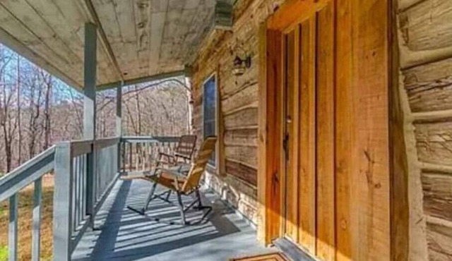 Dreamy log cabin off a country road, short hike to waterfalls. Pet friendly. in Saluda