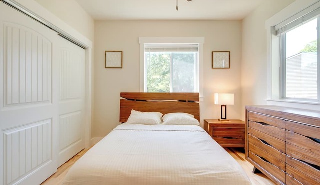 Cozy Hendersonville Home .05mi to Acusta Trail in Hendersonville
