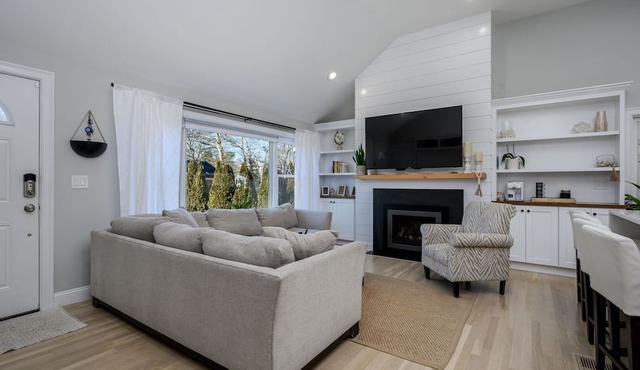 Family Tides: Private Retreat with Pool & Hot Tub in Hyannis