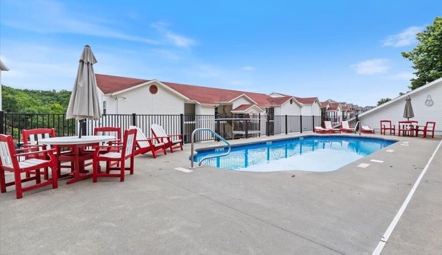 Waterfront Cozy Cove Retreat - LOTO Escape, Remodeled Comfort, Close to the Fun in Lake Ozark