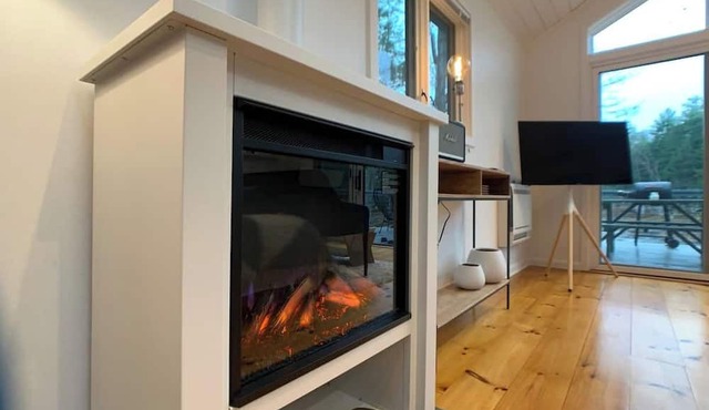 Modern Riverfront Bungalow, Fireplace, 20 min to Hudson & Windham in Cairo