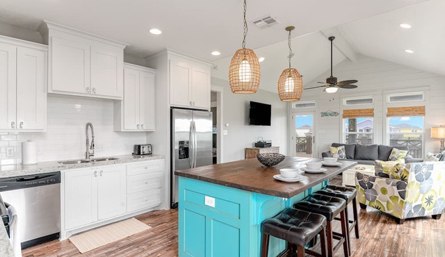 Cozy Beach House for Friends, Families, and Pets! in Crystal Beach