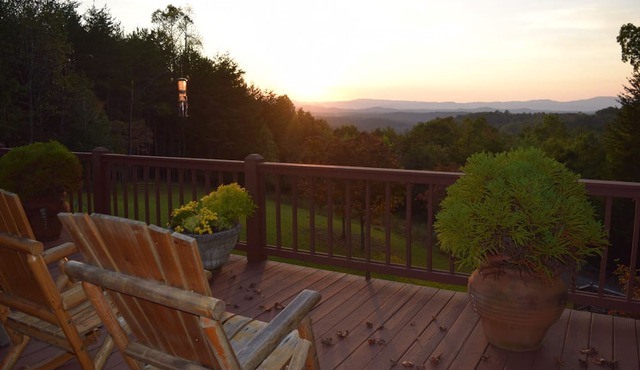 Stunning long-range mountain views, perfect getaway with paved roads all the way in Morganton