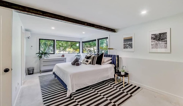 Bright modern retreat w/private hot tub Beach1 Block Fire Pit in Union Pier