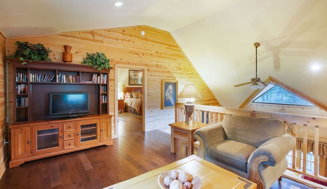 New Kitchen, EV charging, great reviews 3 levels, privacy2 fireplaces,hottub in Hiawassee