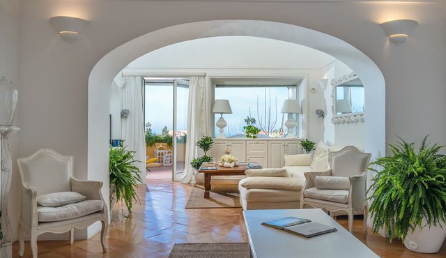 Casa Dorotea, Spacious & elegant three bedroom apartment for up to 7 people near Sorrento in Meta di Sorrento