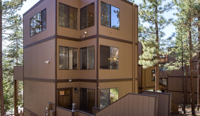 Tahoe Family Retreat, private community, near Lake, beach, pool,town,trails max8 in Zephyr Cove