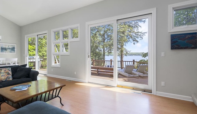 WALLOON LAKEFRONT big deck/dock GAME ROOM fireplace WATERFRONT bike/hike nearby in Boyne City