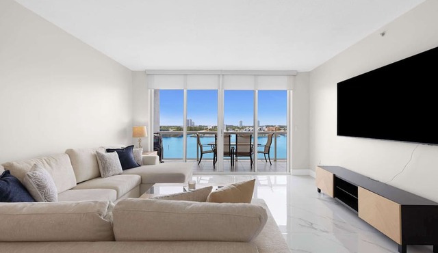 Le Golden Bay 902 STR-03602 in Sunny Isles Beach