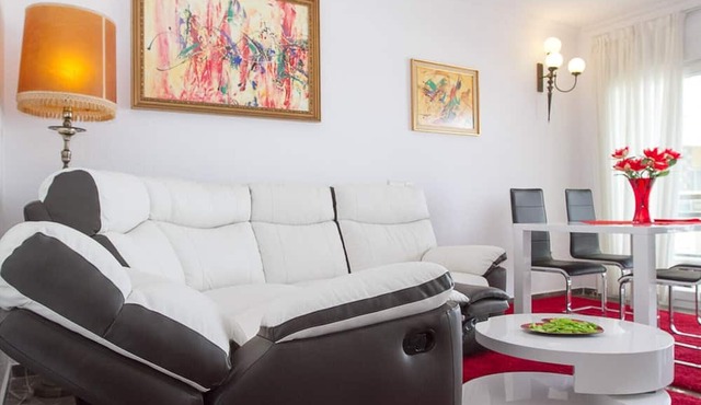 Carihuela - Frontline Beach Apartment in Torremolinos in Torremolinos