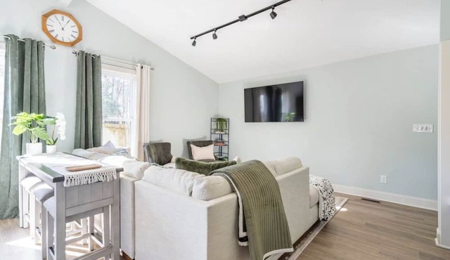 Casa Noisette: cozy 3 bed, 2 bath home 2 mi from The Battery & Truist Park in Smyrna