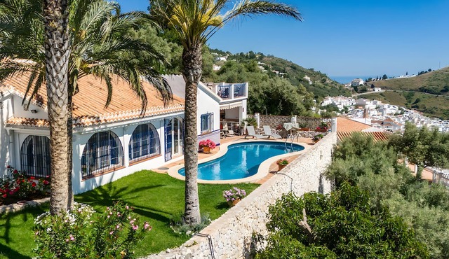 Villa 'Casa Bergerac' with Sea View, Wi-Fi and Air Conditioning in Cómpeta