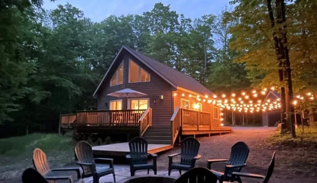 Relax & Explore~Charming Chalet Near Torch Lake. Minutes from Shanty Creek in Bellaire