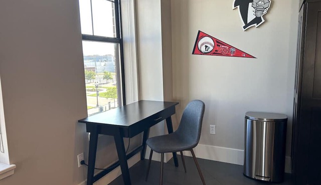 Gorgeous Apt w/Balcony - Walk to Stadium & Lansing Center in Lansing