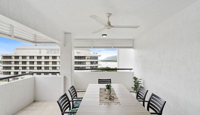 Belle Escapes 702 CBD Apartment with elevated City and Water Views in Cairns City