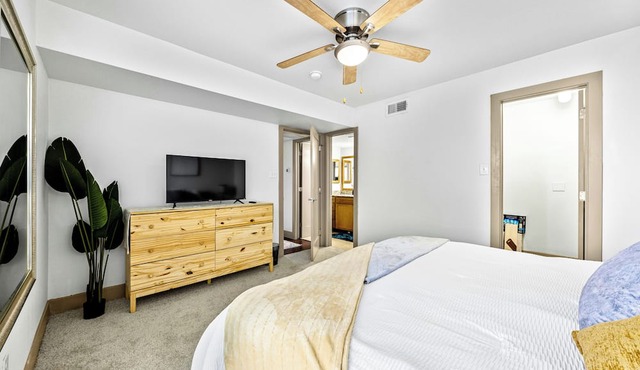 2 bd 2 ba Stylish Oasis! Minutes 2 downtown with pool, hot tub, & free parking! in Austin