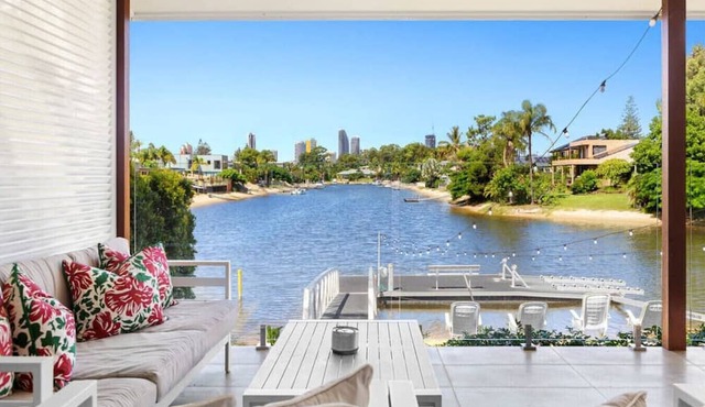 Water View Family Getaway - WiFi, Pool, BBQ in Broadbeach Waters