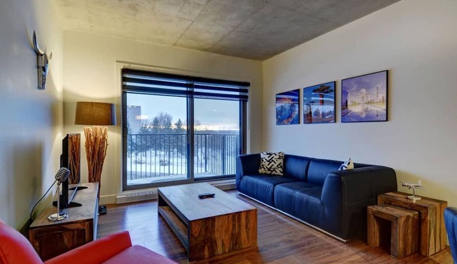 Trendy 2BR Apt with Pool, Near Place Sainte-Foy in Québec