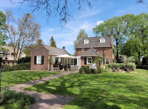 B&B Villa Giethoorn - canalview, privacy & parking in Giethoorn